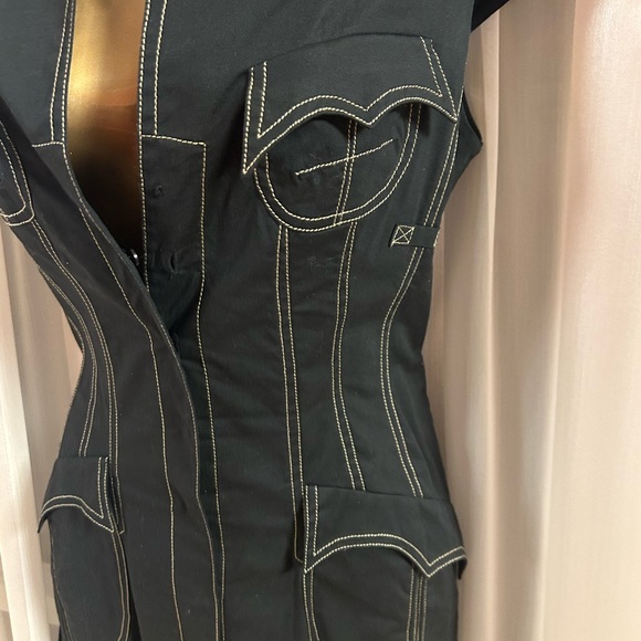 Elegant Black Dress with Stitch Detailing - Picture 5 of 12